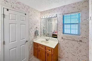 704 S Market St, Flatonia, TX 78941 - Photo 12