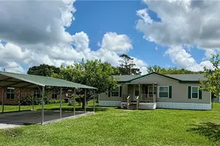 1210 N Drake St, Edna, TX 77957 - Photo 2