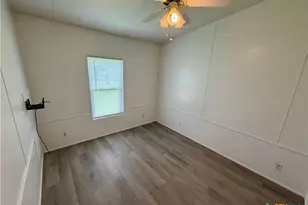 1210 N Drake St, Edna, TX 77957 - Photo 16