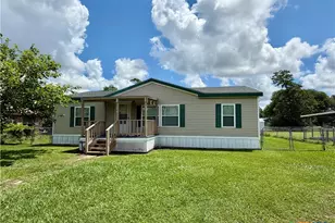 1210 N Drake St, Edna, TX 77957 - Photo 4
