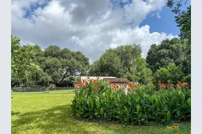 404 Blyth Road, Victoria, TX 77904 - Photo 2