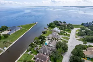 117 E Harbor Dr, Port Lavaca, TX 77979 - Photo 2