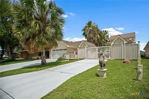117 E Harbor Dr, Port Lavaca, TX 77979 - Photo 1