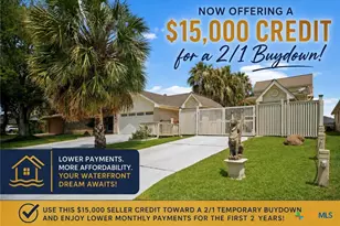 117 E Harbor Dr, Port Lavaca, TX 77979 - Photo 1