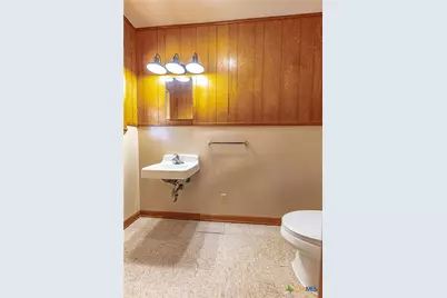 1220 N Avenue I, Shiner, TX 77984 - Photo 18
