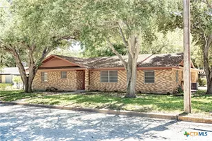 1220 N Ave I, Shiner, TX 77984 - Photo 1
