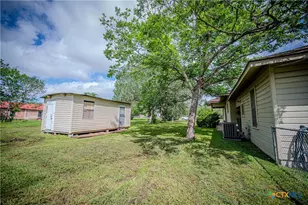 304 Turner St, Yoakum, TX 77995 - Photo 34