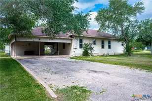 304 Turner St, Yoakum, TX 77995 - Photo 26