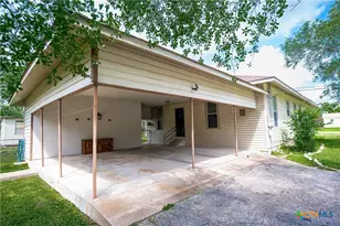 304 Turner St, Yoakum, TX 77995 - Photo 28