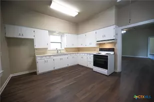 304 Turner St, Yoakum, TX 77995 - Photo 8