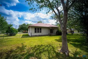304 Turner St, Yoakum, TX 77995 - Photo 4