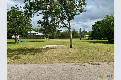 401 E Cleveland Street, Cuero, TX 77954 - Photo 2