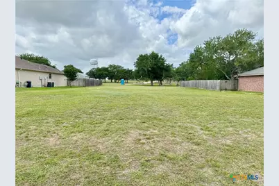 805 E Second Street, Cuero, TX 77954 - Photo 2