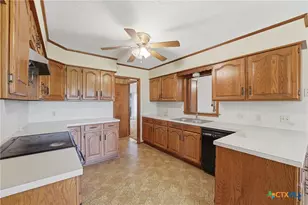 214 E Montana Dr, Shiner, TX 77984 - Photo 12