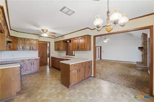 214 E Montana Dr, Shiner, TX 77984 - Photo 10