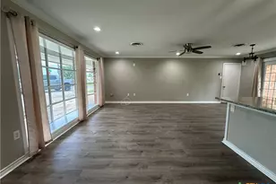 1302 Canary Ln, Seguin, TX 78155 - Photo 2