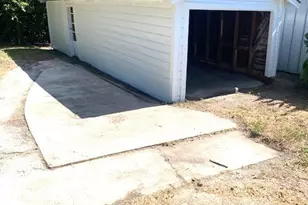 2405 Lone Tree Rd, Victoria, TX 77901 - Photo 12