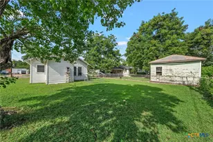 709 E 18th St, Cameron, TX 76520 - Photo 12