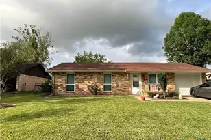105 Kimberly Ln, Yoakum, TX 77995 - Photo 2