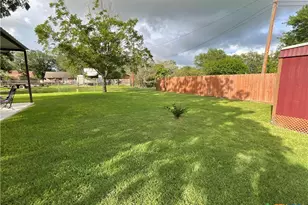 105 Kimberly Ln, Yoakum, TX 77995 - Photo 16