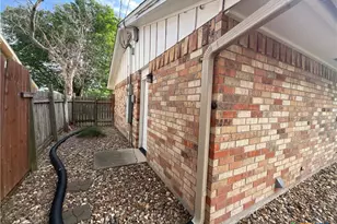 105 Kimberly Ln, Yoakum, TX 77995 - Photo 6