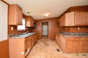 811 E Mesquite Ln, Victoria, TX 77901 - Photo 6