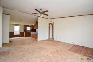 811 E Mesquite Ln, Victoria, TX 77901 - Photo 4