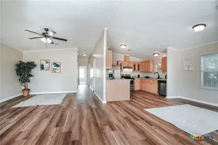 807 E Mesquite Ln, Victoria, TX 77901 - Photo 4