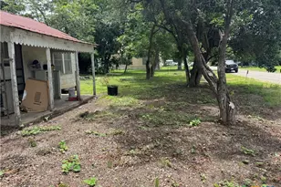 406 W French St, Cuero, TX 77954 - Photo 4
