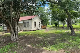 406 W French St, Cuero, TX 77954 - Photo 2