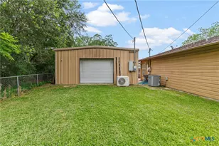 209 Sunset Dr, Edna, TX 77957 - Photo 24