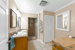 209 Sunset Dr, Edna, TX 77957 - Photo 10