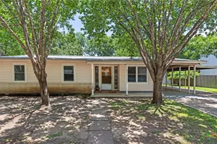725 W Klingemann St, New Braunfels, TX 78130 - Photo 2