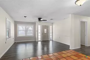 725 W Klingemann St, New Braunfels, TX 78130 - Photo 12