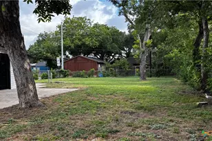 904 Bismark St, Seguin, TX 78155 - Photo 38