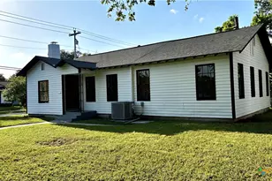 904 Bismark St, Seguin, TX 78155 - Photo 2