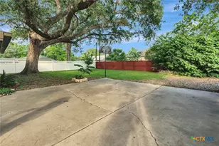 101 N Crescent Dr, Victoria, TX 77901 - Photo 36