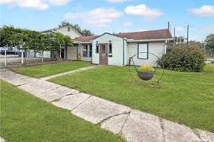 204 E Austin St, Port Lavaca, TX 77979 - Photo 1