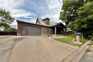 2011 Zint St, Gonzales, TX 78629 - Photo 2