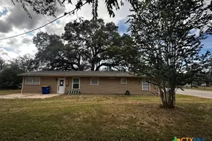1434 St Andrew St, Gonzales, TX 78629 - Photo 2