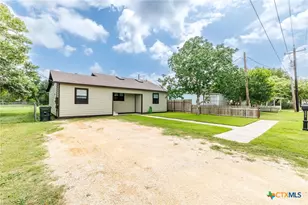 606 E Prairie St, Cuero, TX 77954 - Photo 2