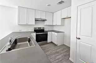 805 Riviera Ct, Seguin, TX 78155 - Photo 2
