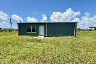422 N Quailrun Ave, Port Lavaca, TX 77979 - Photo 2