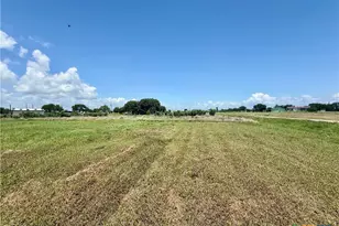 422 N Quailrun Ave, Port Lavaca, TX 77979 - Photo 4