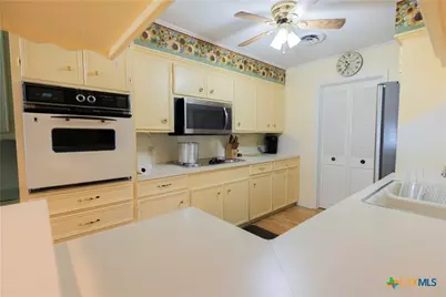 301 Berkshire Lane, Victoria, TX 77904 - Photo 10