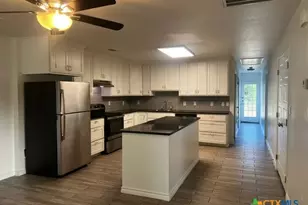 909 E 3rd St, Lampasas, TX 76550 - Photo 4