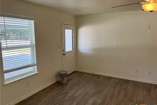 909 E 3rd St, Lampasas, TX 76550 - Photo 2