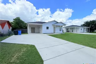 1168 Sycamore St, Seguin, TX 78155 - Photo 2