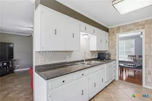 309 Viking St, Victoria, TX 77905 - Photo 8