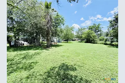 409 N Avenue D, Waelder, TX 78959 - Photo 6